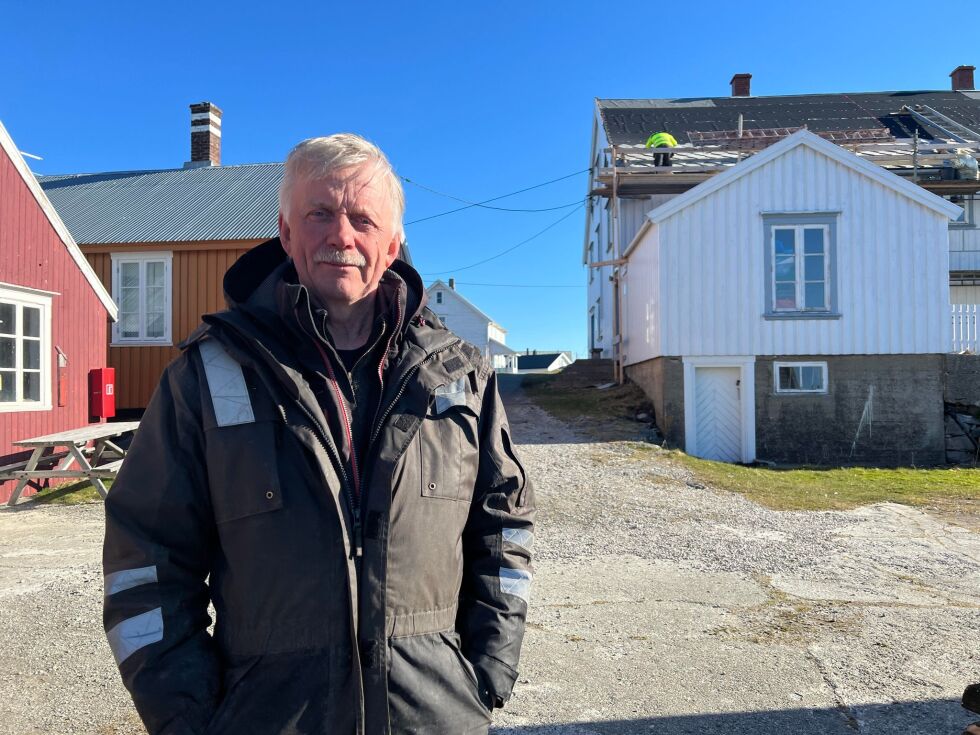 Kjell Sørensen er Sør-Gjæslingans egen håndverker, men han er også oppvokst her ute i havet og tilbringer store deler av året her.
 Foto: Lillian Lyngstad