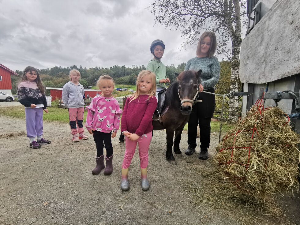 Foran står Emily Angelina Grace (6) og hesteeier Matilde (5). På hesten som kontrolleres av Maria Holm  sitter Aria Isabell Adelen (8).