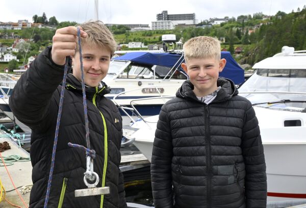 Trygve (13) og Kasper (13) fisker opp skrot og skatter