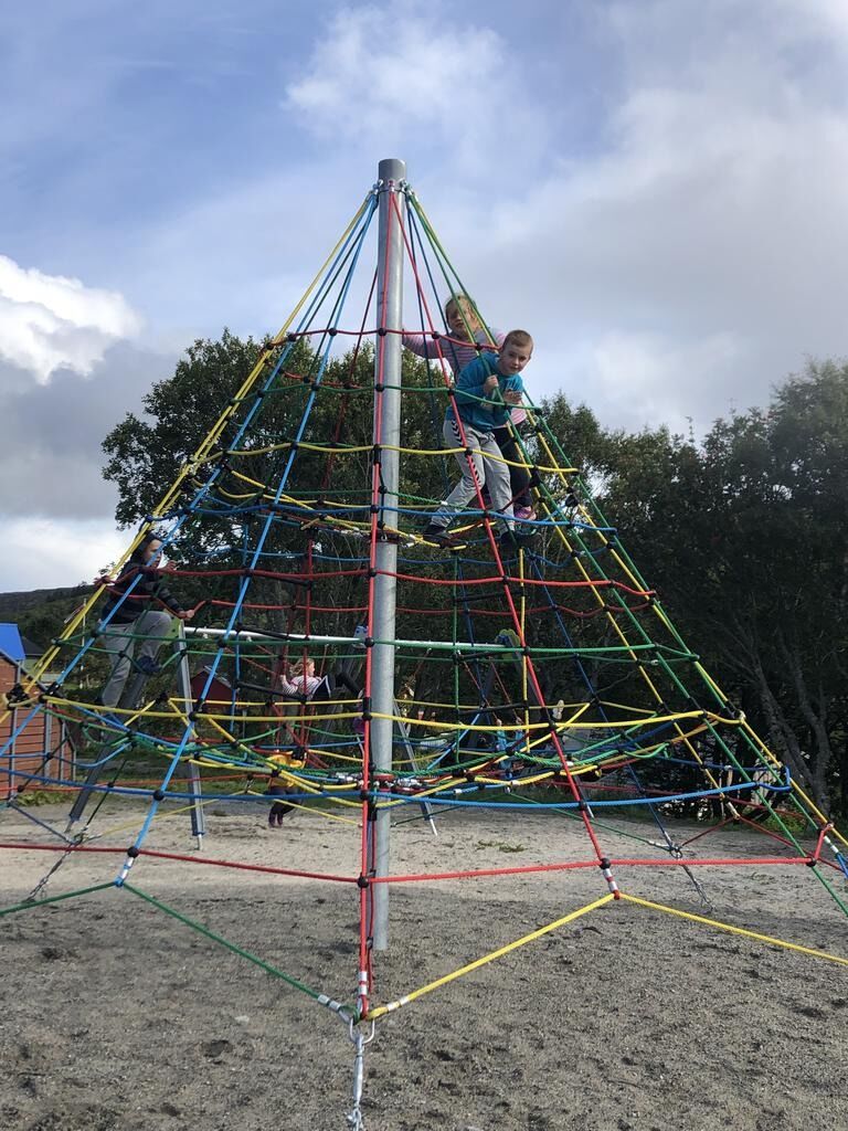Anlegget inneholder mange varierte aktiviteter, som denne klatrepyramiden på 4,5 meter.