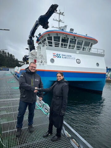 Ila Emilsen i Emilsen Sjøservice AS fikk båten overlevert av Oddleif Wigdahl fra Freyja Fleet Managment.