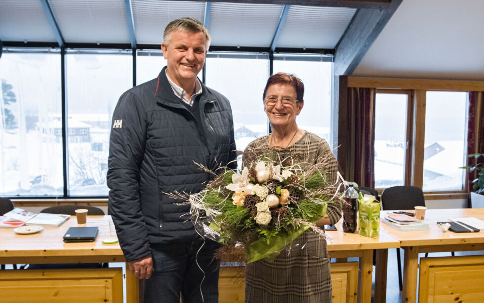 Havnedirektør Asle T. Andersen fra Nord-Trøndelag havn delte ut ildsjelprisen til Sissel Sørhøy.
 Foto: Lykt Foto&Film
