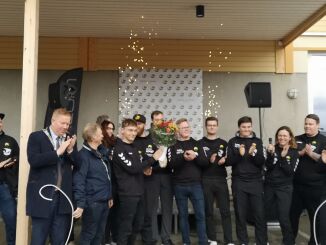 Pyro, kaker og fine taler under åpninga av E sport gaming senter på Kolvereid