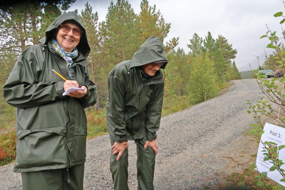 Sofie og Knut Gutvik kastet seg ut i naturstiens utfordringer med smil og latter.