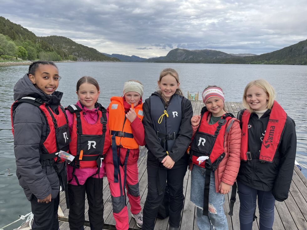 Fra venstre: Nahier Yemane Ukubay, Mathilde Ramstad, Synne Lande, Selma Berg, Hanna Ramstad og Mathilde Øren kosa seg på fisketur med Lauga 4H.
 Foto: Eirin Kristiansen Ramstad