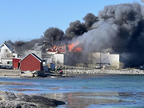 Det brenner i bygning på Abelvær