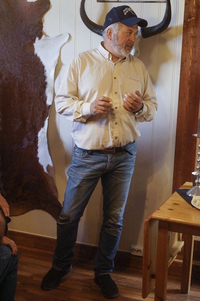 Gaute Måøy fortalte om eget bruk og hvordan han bygde større etter raset for noen år tilbake.