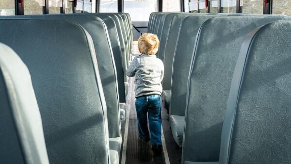 Må holde avstand på skolebussen