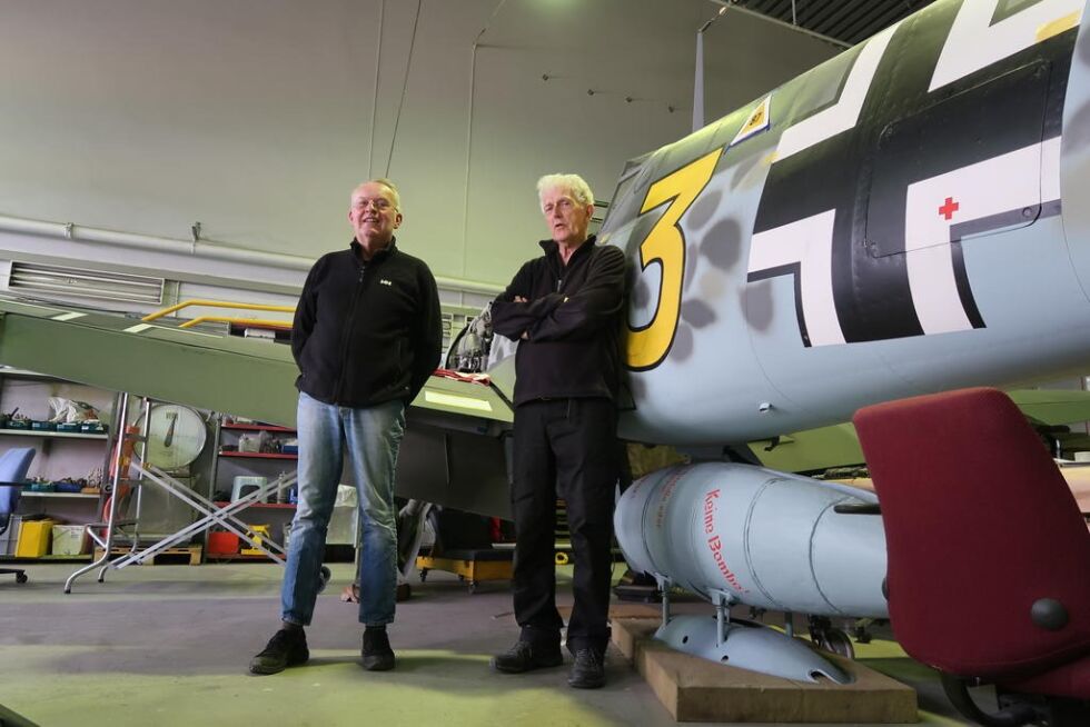 Ketil Lund og Gunnar Koch fra Bodø luftfartshistoriske forening er to av de 25 frivillige som har vært med å sette det tyske flyet tilbake i opprinnelige stand.
