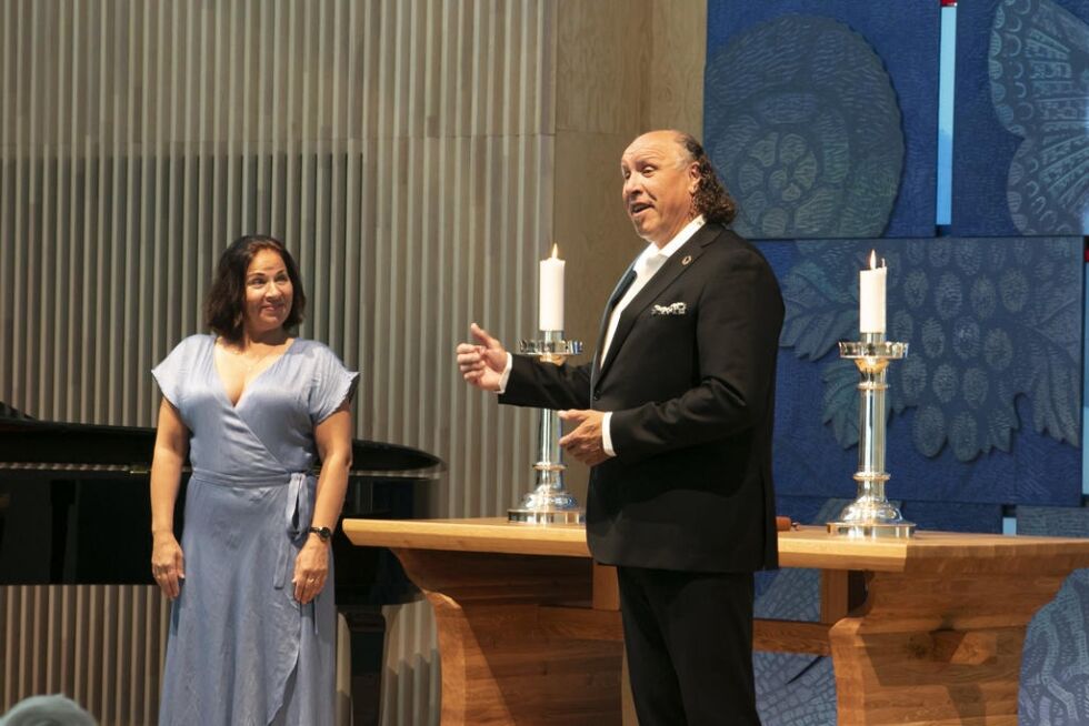 Charlotte Fongen og Magne Fremmelid viste innlevelse og musikkglede da de underholdt i Rørvik kirke.
