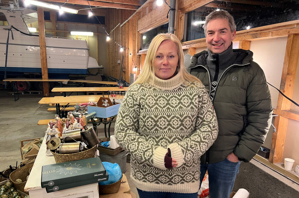 Nina og Jarle Strandvahl selger nå ut restlageret fra avdelingen av Jettestuen i fjøset.
 Foto: Lillian Lyngstad
