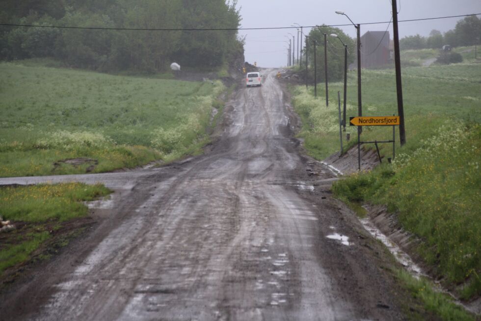 Det har delvis vært svært dårlige forhold på Gutvik-veien. Nå starter asfalteringsarbeidet.
 Foto: Hild Dagslott