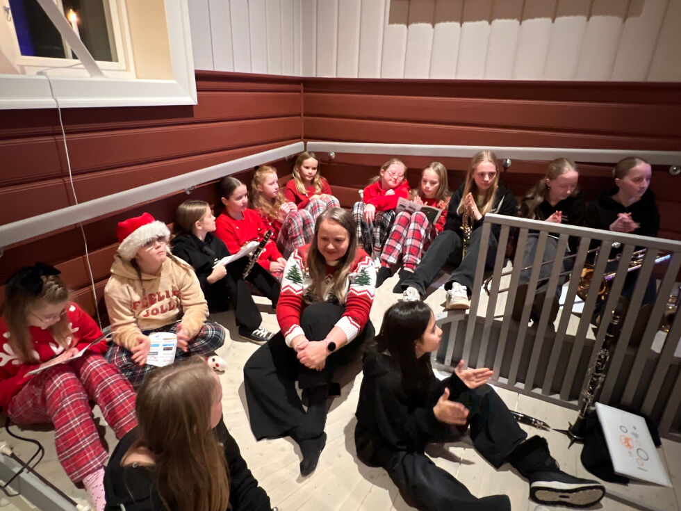 Skolekorpset tok plass på gulvet slik at folk skulle få sitte.