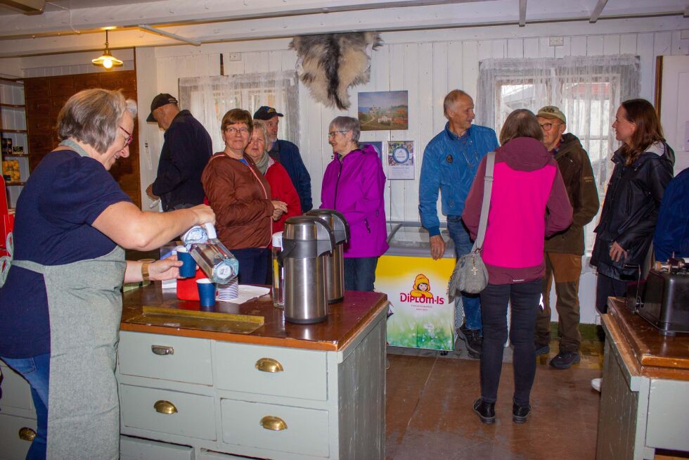 Det tok ikke lang tid før butikken ble fylt av både gamle og nye kunder.
 Foto: Stine Vikestad