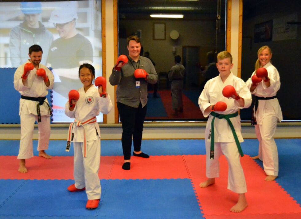Fra venstre: Torkil Johnsen, Hannah Kjærstad, Arne Martin Drag, Iver Drag Lysø og Hanne Lill Sørø er alle glade for støtte banken gir til karateklubben.