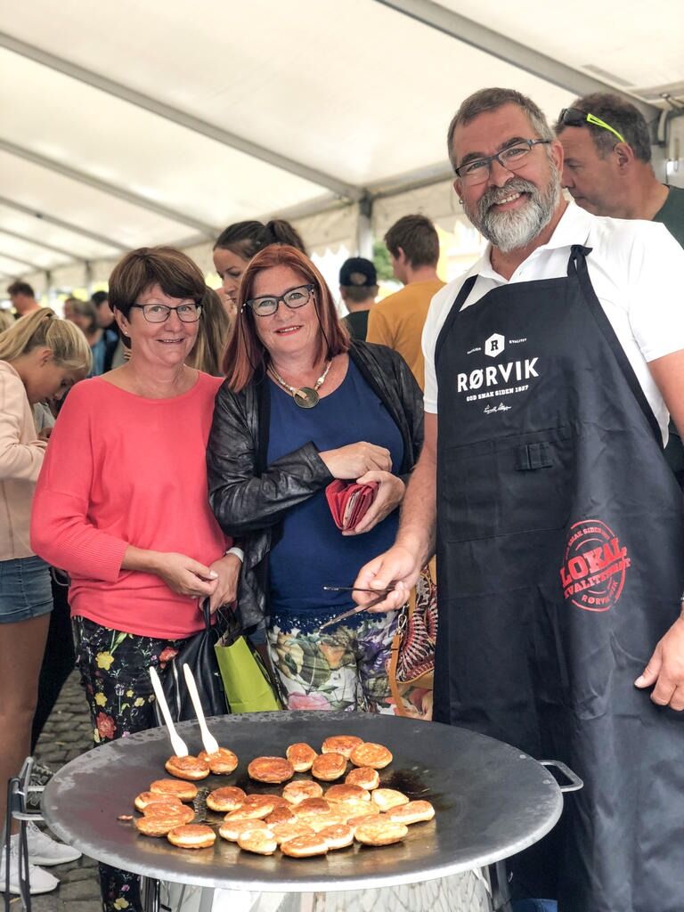 Øyvind Pettersen (t. h.) steker opp mange av de prisvinnende fiskekakene til Rørvik Fisk. De ble raskt populære under matfestivalen i Trondheim.