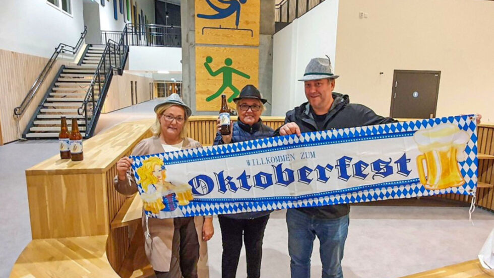 Lisa Bråtteng (f.v.), Bente Øie og Åke Rønningen inviterer til Oktoberfest i Nærøysund Arena den 22. oktober.
 Foto: Kolvereid hornmusikklag