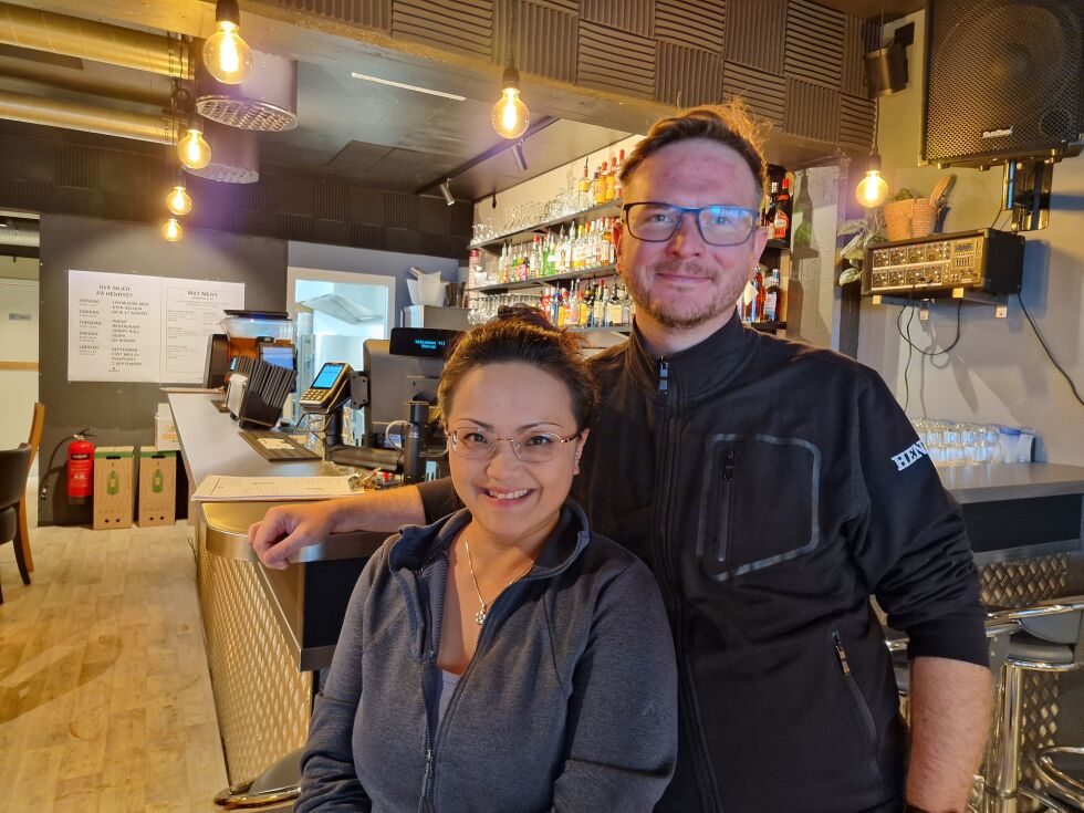 Vennene Kittiy Granheim og Sverre-Ottar Nordahl ønsker velkommen til pop-up restaurant på Henry's.
 Foto: Frank Jenssen.