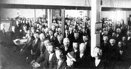 Fiskere samlet til møte i Feskarheimen i Sør-Gjæslingan.
Fotograferingen er tidfestet til 1900 - 1920.
 Foto: Inngår i samlingen til Kystmuseet i Nord-Trøndelag, Norveg.