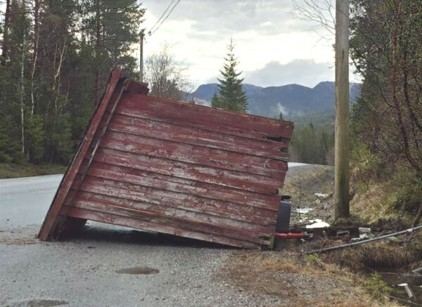 Våknet til veltet busskur og ødelagt postkasse