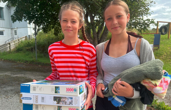 Ung og gammel gikk mann av huse for å besøke bruktbutikk
