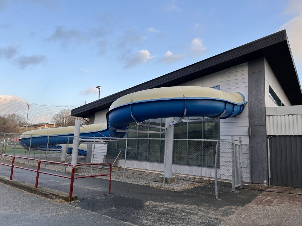 Svømmehallen på Rørvik er stengt. Ironisk nok på grunn av vann.