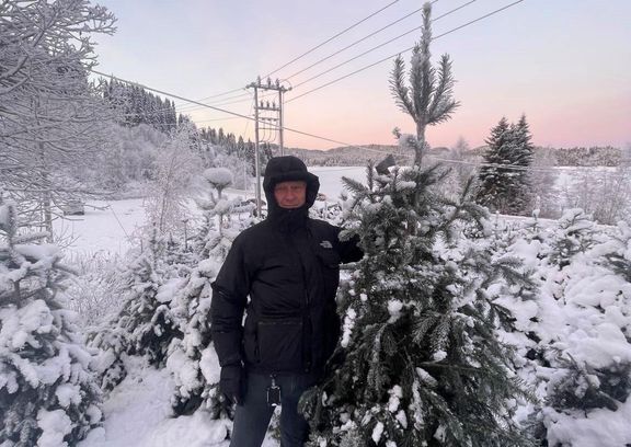 Morten Seljeskog ved siden av årets selvhugde juletre.
 Foto: SINTEF