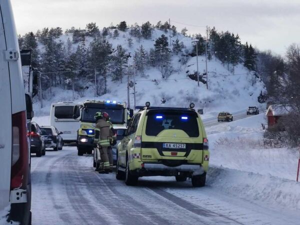 En sendt med luftambulanse til sykehus etter frontkollisjon