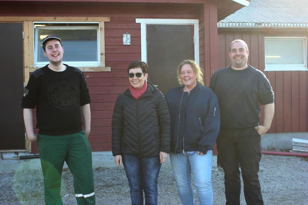 Ordfører Britt Helstad besøkte Volden gård på mandag for å oppdatere seg på denne nye lærlingeordninga. Fra v. lærekandidat Leif Erik Dahl, ordfører Britt Helstad, Mona Erfjord Hald og Espen Hald.