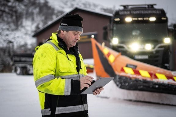 En brøytebilsjåfør sjekker vær- og farevarsler på Værio.
 Foto: Joachim Fleischer/Skråblikk AS