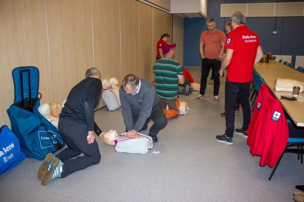 Etter litt teori fikk fotballtrenerne selv prøve seg på HLR og hjertestarter på Anne-dukka.