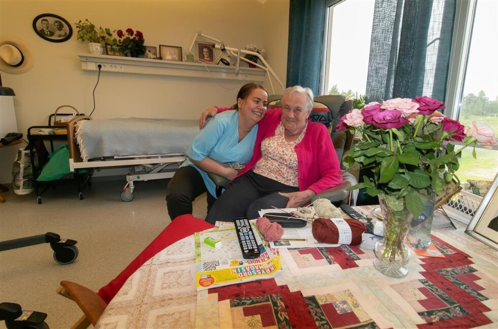 Beboer Elsa Langstrand har funnet seg godt til rette på sitt nye rom. Hun skryter av Lisbeth Anett Kvarsvik og de andre ansattes innsats for beboerne.
 Foto: Nærøysund kommune