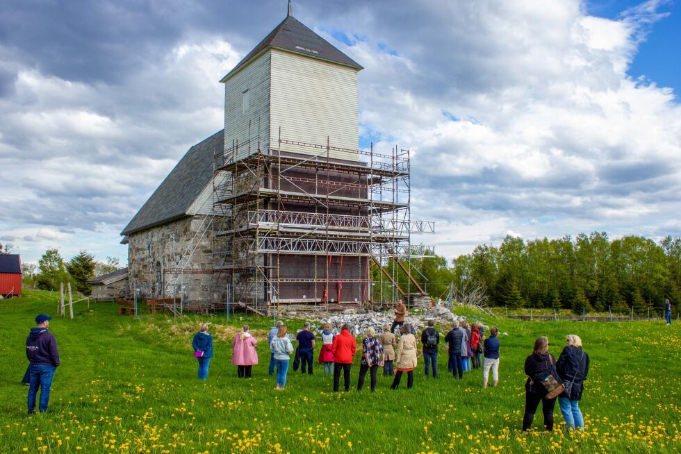 Tretårnet og deler av steinveggen i foten skal i år demonteres i forbindelse med restaureringen som starter opp til våren.
 Foto: Stine Vikestad