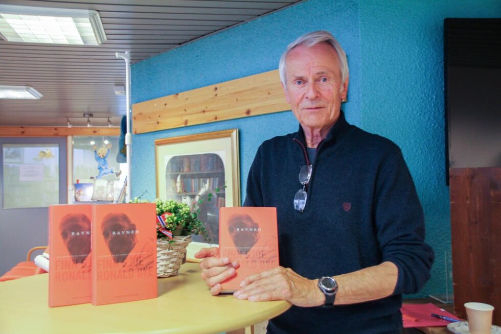 Forfatter Finn Sjue presentertye sin nye bok i Bindal folkebibliotek.