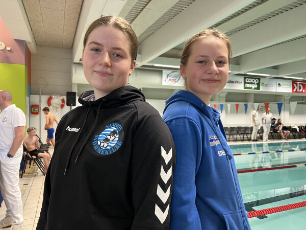 Lina og Stella er søstre og svømmer for hver sin klubb