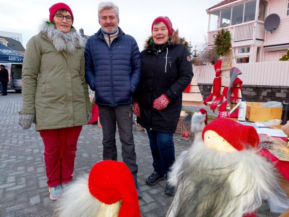 Nisser og andre gaver til salgs hos Vikna husflidslag i Pollen, med (f.V.) Berrit Holm Krystad, arrangør Jahn Tharaldsen og Anne Holm.