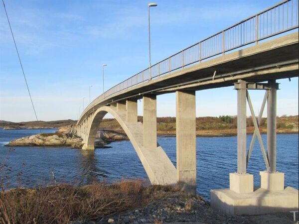 Stenger brua tirsdag 19. september