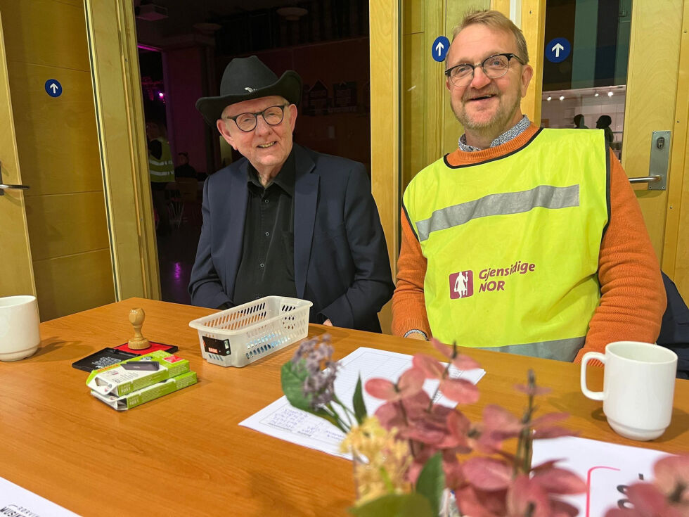 Tore Gravseth og Frank Arild Hasfjord solgte billetter.