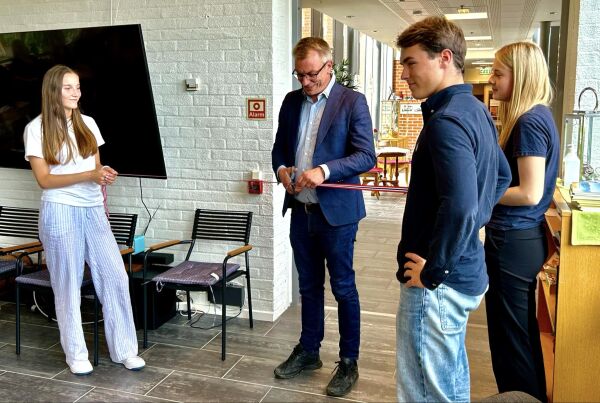 Ungdom forvandlet kjedelig korridor til fargerik aktivitetsløype