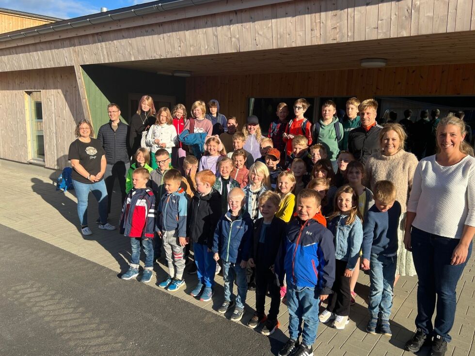 Alle elever og ansatte klare til skolestart på Val grunnskole.
 Foto: Lillian Lyngstad