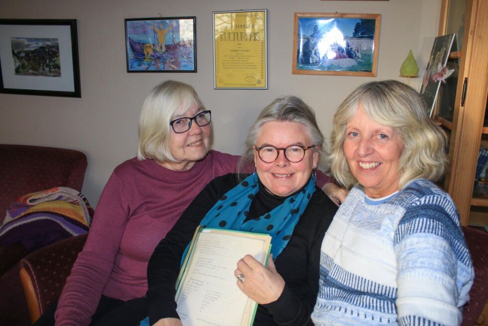 Kjellrun Åsgard, Ingrid Hatland og Liv H. Nordahl inviterer alle som har vært med på oppsetninger med Barbroteateret gjennom tretti år til en jubileumsmarkering førstkommende mandag. I hånden holder Ingrid det første manuset for Barbro-spelet, og på veggen henger kulturprisen fra 1991.