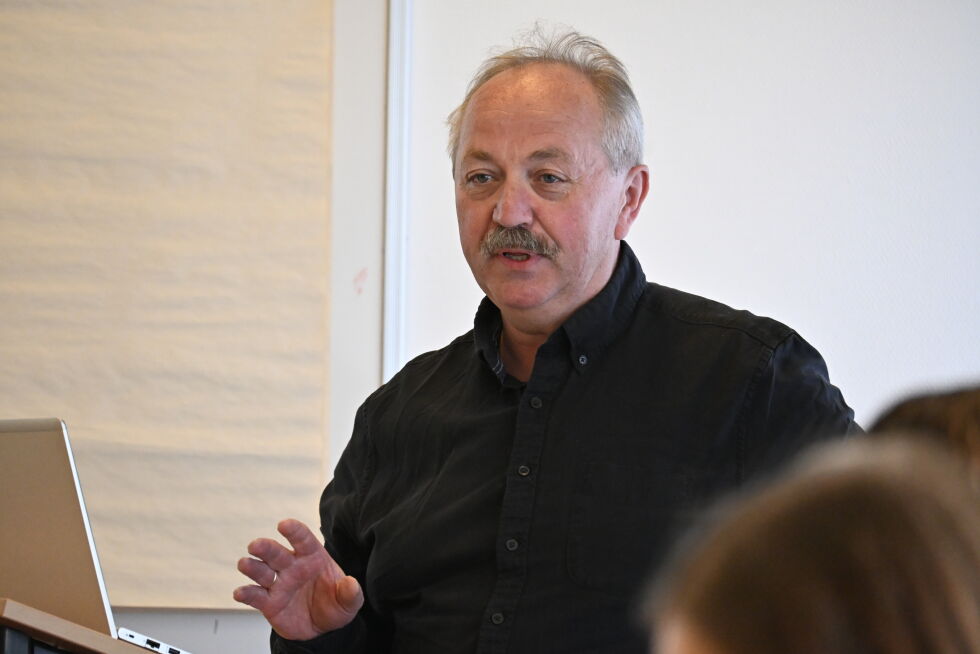 Kommunalsjef Håvard Hernes orienterte om flagg-glippen.
 Foto: Lillian Lyngstad