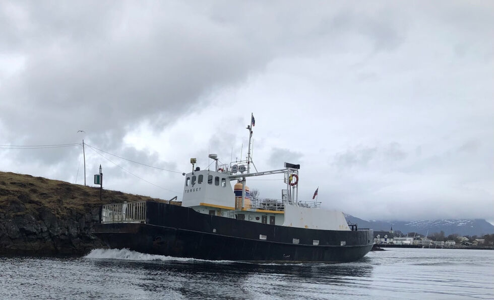 Den aller første Lekaferja har vært et stødig og trygt tilbud for øyfolket både på Leka og i Brønnøy i tilsammen 58 år. Nå seiles den til Vestland fylke og får navnet MS "Solfjord".
 Foto: Matti Riesto