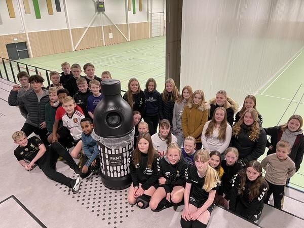 Panteheltene i Kolvereid IL: Barn og ungdom fra flere grupper i klubben samlet inn over 50 000 flasker og bokser i løpet av 2024.
 Foto: Kolvereid IL
