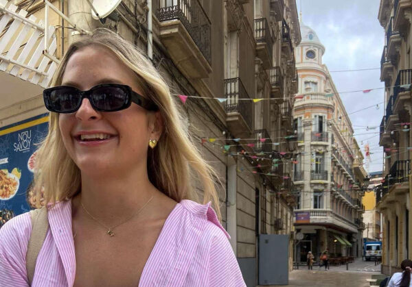 Dina (22) reiser til den andre siden av jorden for å studere