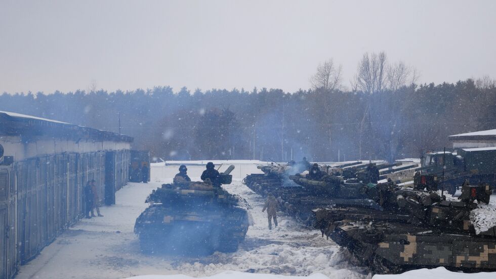 Redaksjonelt bilde fra Ukraina som viser tanks på treningsfelt.
 Foto: Seneline / Shutterstock