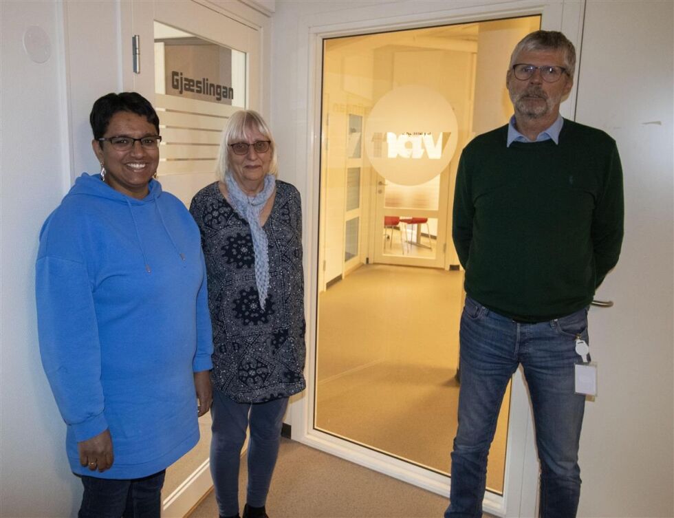 Avdelingsleder Sangeetha Skarstad og gjeldsrådgiverne Irene Høvik og Johnny Karlsen oppfordrer personer med betalingsutfordringer om å ta kontakt for å få hjelp til å ordne opp i økonomien.
 Foto: Nærøysund kommune