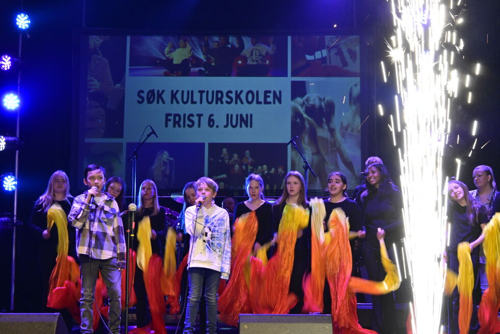 Kyrie og William fra 4. trinn avsluttet forestillingen med den stemningsfulle låta Die with a Smile. Med dansere og fyrverkerieffekt på scenen ble det en fargerik og kraftfull finale som satte et verdig punktum
 Foto: Renate Rosenvinge
