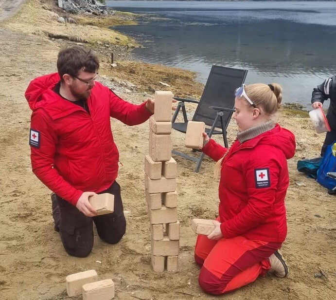 Røde Kors Hjelpekorps i gang med konkurranse i Bogan Langfredag.
 Foto: Privat