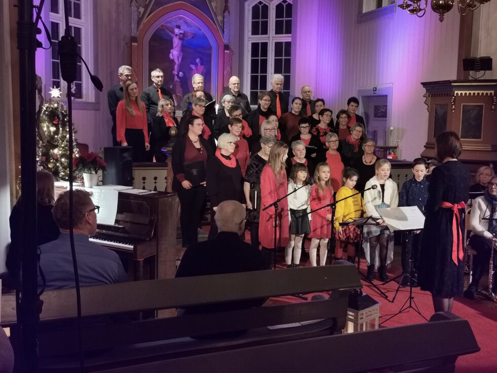 Songlaget Njård og barnekor skapte julestemning i Lundring kirke under Guna Indriksones ledelse.
 Foto: Andreas Gatare Øvergård